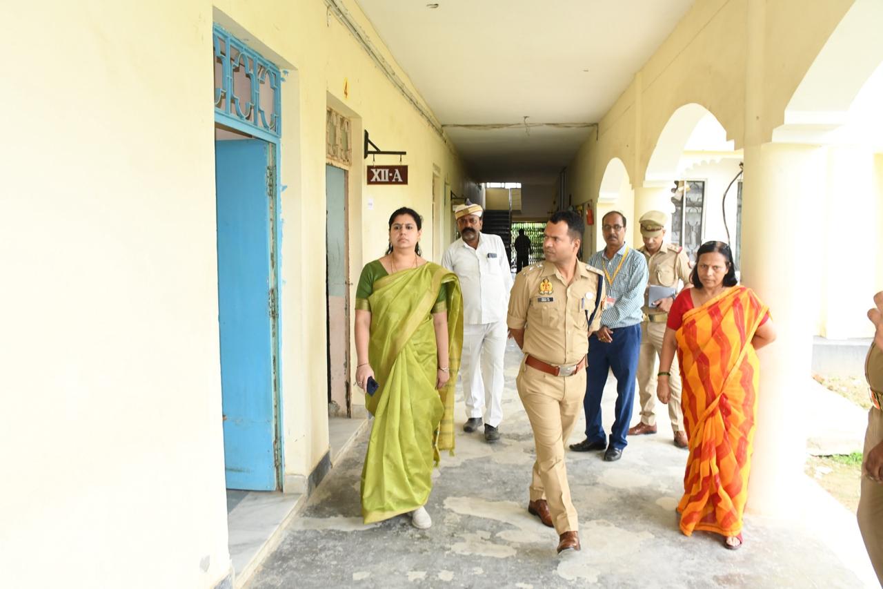 डीएम और एसपी ने किया औचक निरीक्षण