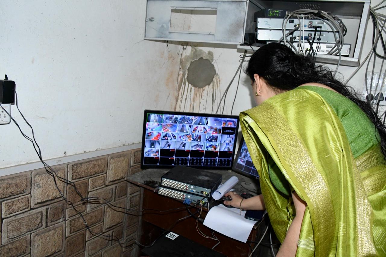 डीएम और एसपी ने किया औचक निरीक्षण